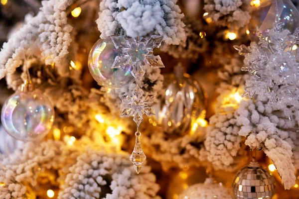 Kerstboom versierd sneeuw verlichting en geschenken speelgoed, achtergrond licht bokeh — Stockfoto