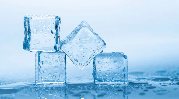 Buz küpleri kare mavi zemin üzerinde temiz su damlaları ile — Stok fotoğraf