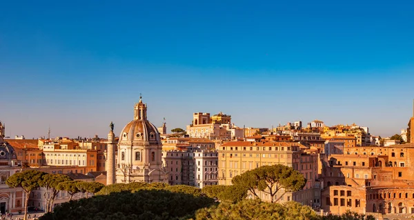 Rome luchtfoto uitzicht op het dak zonsondergang silhouet oude oude architectuur in Italië — Stockfoto