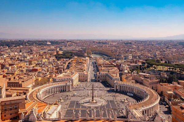 Panoramatický pohled na staré letecké město Řím od náměstí svatého Petra ve Vatikánu — Stock fotografie