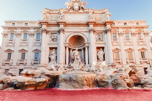 Trevi Fonte água vermelha pôr do sol arquitetura barroca e marco Roma Itália — Fotografia de Stock