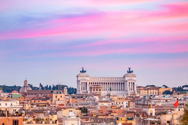 Vista panoramica città aerea Roma dalla piazza di Venezia tramonto sul tetto — Foto Stock