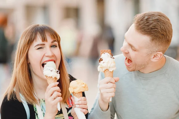 Fröhliches Paar Mann und Freundinnen in Rom beim Essen italienischer Eistüten — Stockfoto