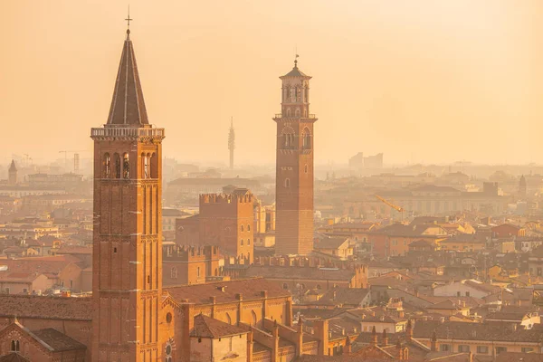 Krásný letecký pohled panorama město most západ slunce Verona Itálie — Stock fotografie