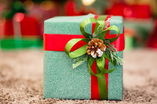 Νέο Έτος ή Χριστούγεννα κουτί δώρου με κορδέλα κώνου διακοσμημένα, φόντο φως bokeh — Φωτογραφία Αρχείου