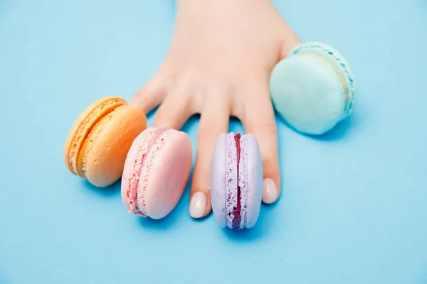 Belleza chica de la mano con manicura de moda tomar macarrones de color. Concepto cuidado de uñas de la piel, vista superior —  Fotos de Stock