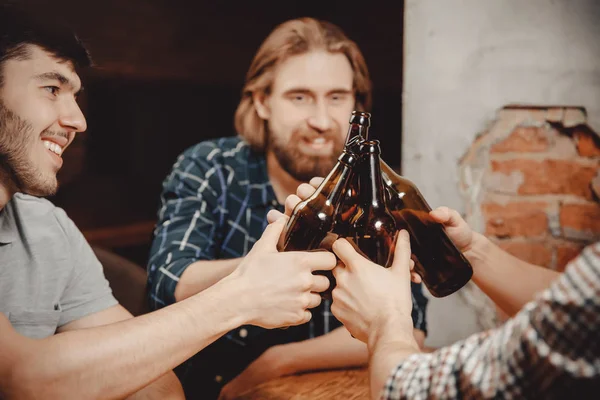 Los hombres tintinean vasos de cerveza en el pub, alegran la victoria del equipo de hockey ruso — Foto de Stock