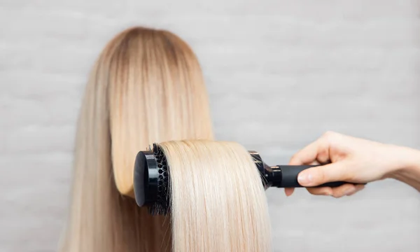 Primer plano del cepillo para el cabello, salón de corte de concepto, estilista femenina, spa de tratamiento —  Fotos de Stock