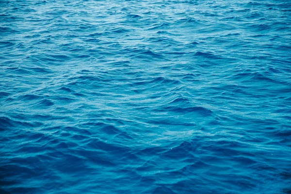 Doğal arka plan dalgalı mavi deniz, masmavi berrak su plajı. Havadan üst görünüm — Stok fotoğraf
