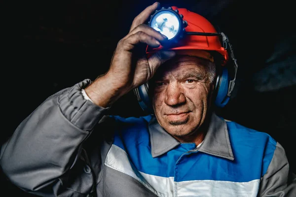 Portret mijnwerker kolenman in helm met lantaarn in ondergrondse mijn. Concept industrieel ingenieur — Stockfoto