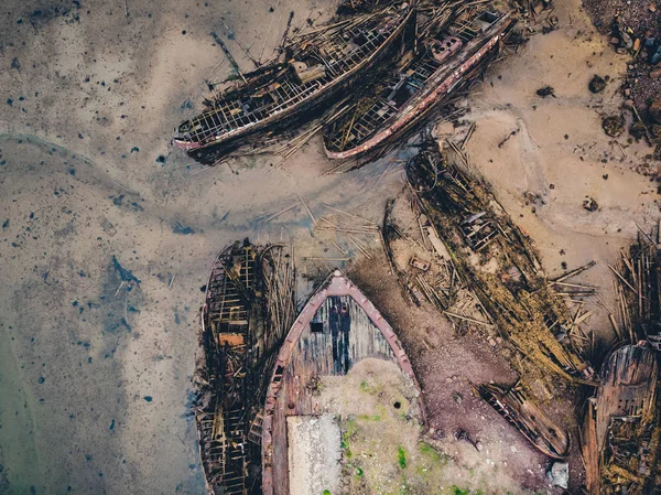 Begraafplaats van oude schepen in Teriberka Moermansk Rusland, dramatische foto. Bovenaanzicht vanuit de lucht — Stockfoto
