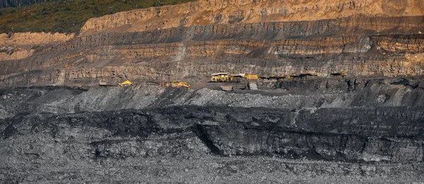 Exploitation minière à ciel ouvert de charbon, d'or, de diamants et de cuivre. Échelle de carrière, grand camion à benne jaune pour le transport du minerai sur fond sombre — Photo