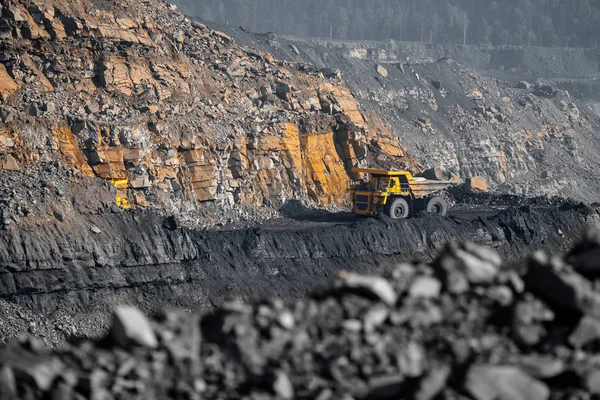 Tagebau. großer gelber Bergbau-LKW für Kohle-Karriere — Stockfoto