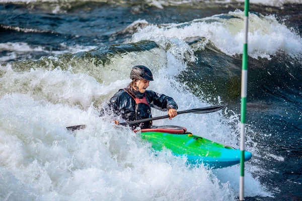 Kayak de aguas bravas, rafting deportivo extremo. Guy en kayak navega río de montaña — Foto de Stock