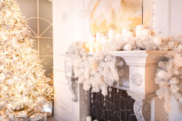 Ιστορικό χριστουγεννιάτικο εσωτερικό Νέο Έτος δέντρο και τεχνητό τζάκι διακοσμημένο φως για διακοπές, λευκό χρώμα — Φωτογραφία Αρχείου