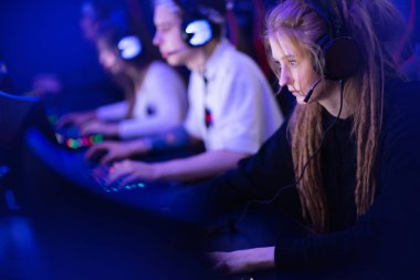 Profesyonel takım oyuncusu çevrimiçi oyunlar bilgisayar esport turnuvaları oynuyor