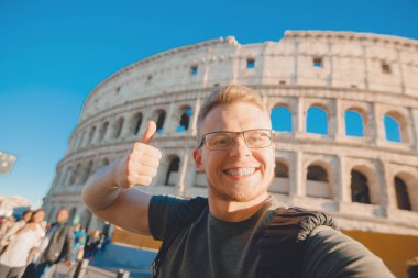 Sırt çantalı beyaz erkek turist Roma, İtalya 'da selfie fotoğrafı çekiyor. Seyahat konsepti