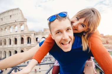Seyahat eden çift, Roma şehrinde selfie çeken Colosseum fotoğrafı çekiyor. Avrupa konsepti İtalya yazı, insanlar gülümsüyor