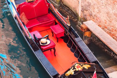 Gondolier Gondola turist taşır Venedik, Italya büyük kanal