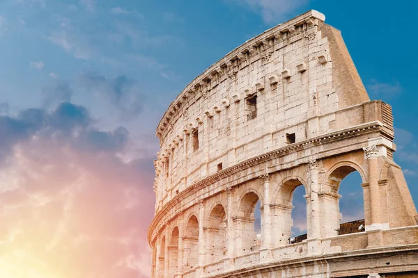 Colosseum eller Colosseum antika ruiner bakgrund blå himmel Rom, Italien, vy underifrån, stenvalv och solstrålar — Stockfoto