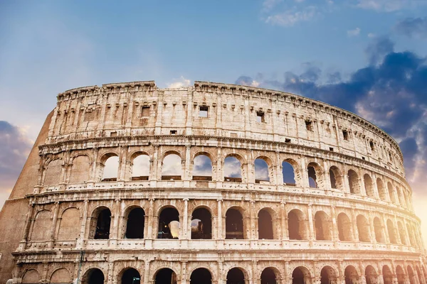 Forntida ruiner Colosseum Rom, Italien, bakgrund blå himmel med moln, solnedgång ljus — Stockfoto