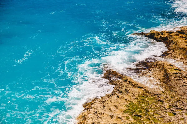 Achtergrond turquoise water zee met stenen strand, transparante bodem — Stockfoto