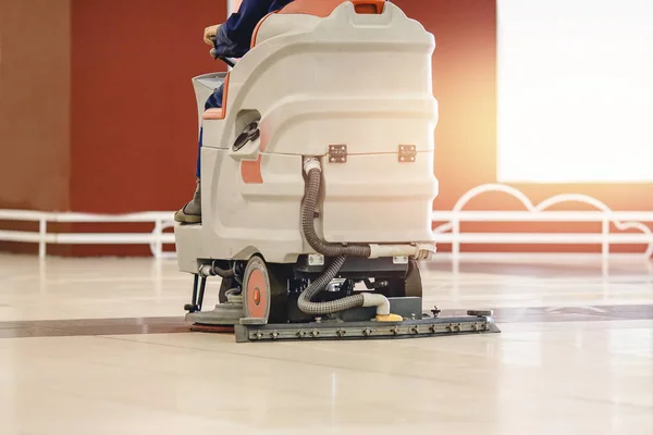 Yakın çekim süpürme makinesi temizliği. Enkazdan temiz havalimanını kavra — Stok fotoğraf