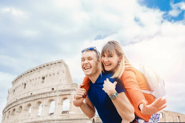 Glückliches junges Paar Liebhaber macht Selfie und lächeln Kolosseum in Rom, Italien. Konzeptreise — Stockfoto