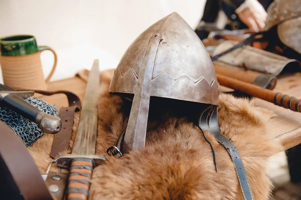Exposición de armaduras antiguas, armas, cascos de acero vikingo Mdina Malta — Foto de Stock