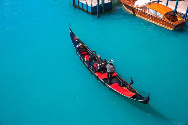 Gondolier transporte des touristes sur la télécabine Grand Canal de Venise, Italie — Photo