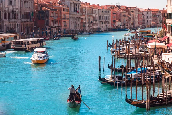 Gondolier provozuje turisty na gondoly Grand Canal Benátky v Itálii. — Stock fotografie