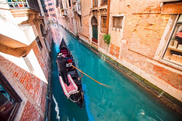 Gondolier lleva turistas en góndola Gran Canal de Venecia, Italia — Foto de Stock