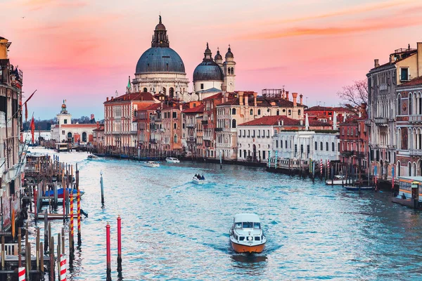 Туристы Cathola Santa Maria della Salute на закате Великого канала Вениче, Италия — стоковое фото