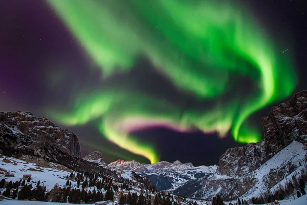 Aurora borealis aurora boreale in montagna notte foresta — Foto Stock