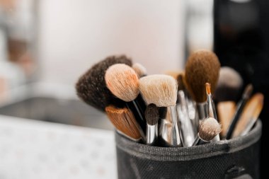 Arkaplan makyajı sanatçı için yumuşak fırçalar, açık renk