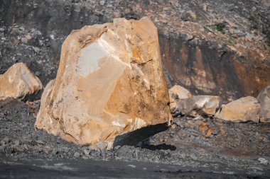 Toprağın jeolojik bölümü, kömür katmanları. Benimkini aşırı yükleme, antrasit açar. Kaya patlamasından sonraki sonuçlar
