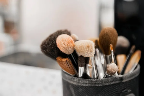 Cepillos suaves de maquillaje de fondo para artista, color claro — Foto de Stock