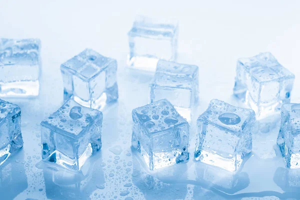 Is kuber fyrkantiga med droppar vatten ren på blå bakgrund — Stockfoto