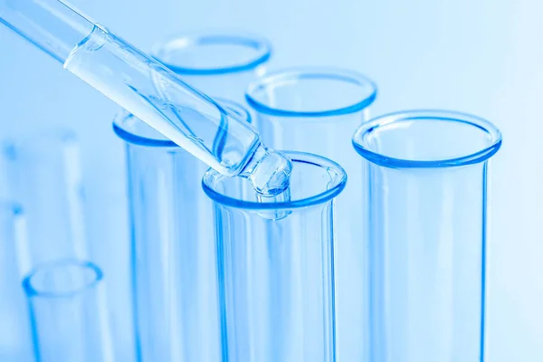 科学实验室测试蓝管、宏瓶设备. 化学投料器 — 图库照片