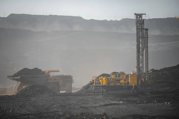 Nyissa meg a bánya szén és ásványi anyagok a belek talaj robbanás. Öntött robbanóanyagok beszerelésére szolgáló fúrótornyok fúrótornyai — Stock Fotó