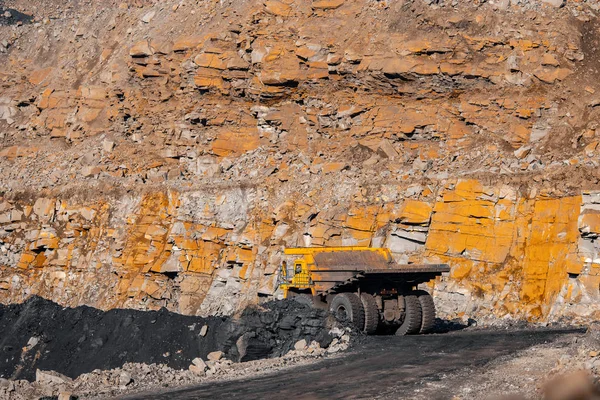 Industria minera a cielo abierto. Camión minero amarillo grande para el carbón que se mueve en la carrera vial — Foto de Stock