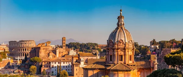 Panorama Řím Itálie, západ slunce město zřícenina Koloseum Roman Forum z náměstí Benátek — Stock fotografie