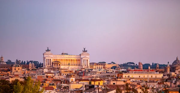 Panoramisch uitzicht luchtfoto stad Rome vanaf het plein van Venetië dak zonsondergang — Stockfoto