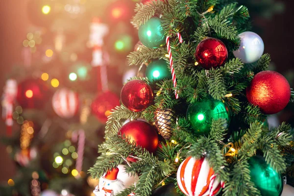 Decorado europeo americano árbol de Navidad de color rojo y verde, primer plano de los juguetes y la decoración de rayas dulces — Foto de Stock