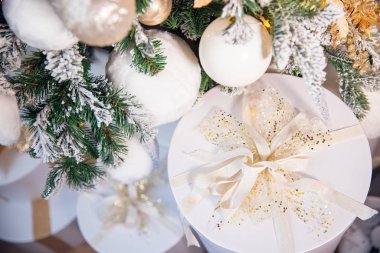 Beyaz kutular Noel ağacı ve şömine arka planında, gümüş yay