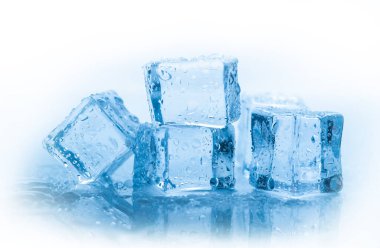 Buz küpleri kare mavi zemin üzerinde temiz su damlaları ile
