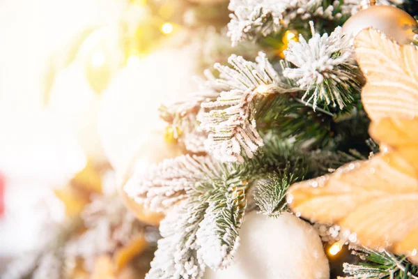 Gedecoreerde kerstboom wit en goud kleur, close-up van speelgoed en decor — Stockfoto