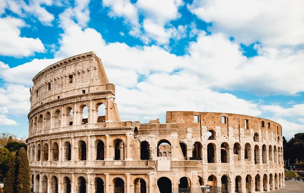 Forntida ruiner Colosseum Rom, Italien, bakgrund blå himmel med moln — Stockfoto