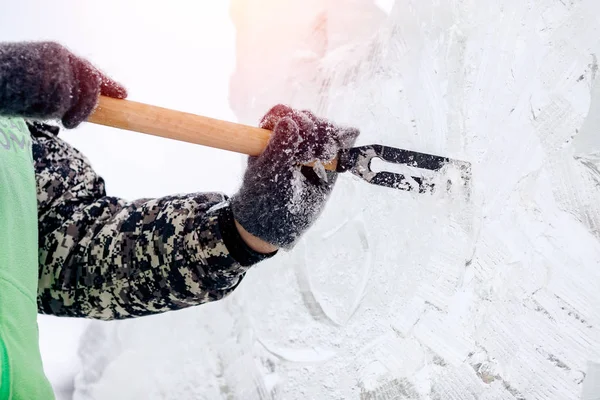 Scultura di ghiaccio intaglio uomo uso scalpello taglio congelato inverno — Foto Stock