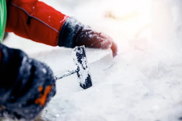 Hielo escultura talla hombre uso cincel corte congelado invierno —  Fotos de Stock